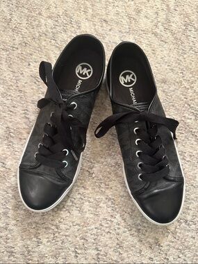 Michael Kors Black Textured Leather Low-Top MK logo very excellent condition